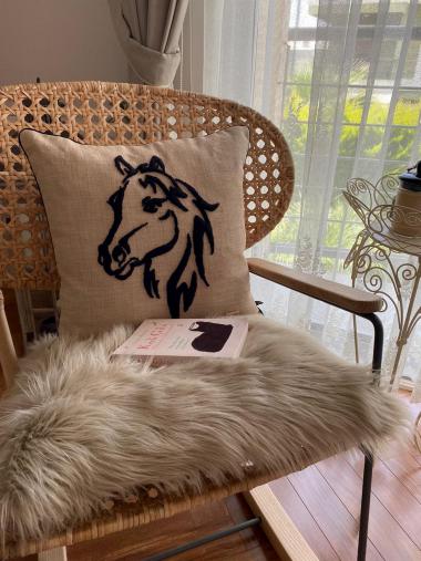 At Desen El Nakışlı Kırlent Kılıfı