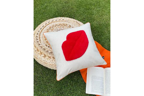 Kırmızı Dudaklar Kırlent Kılıfı