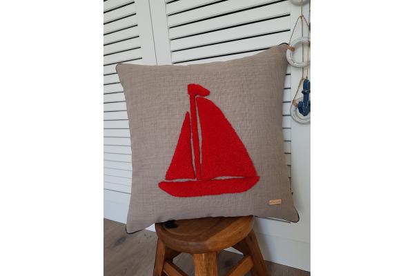 Kırmızı Yelkenli Kırlent Kılıfı