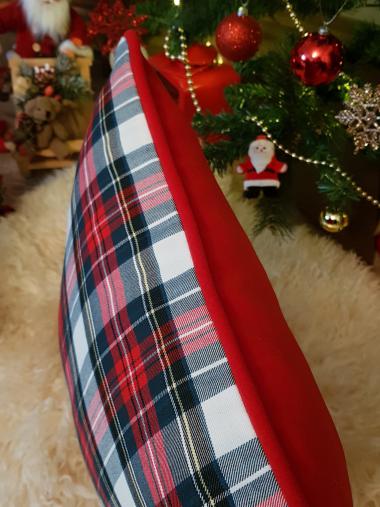 Kırmızı Yeşil Beyaz Ekose Kırlent Kılıfı