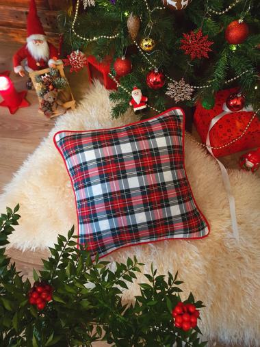 Kırmızı Yeşil Beyaz Ekose Kırlent Kılıfı