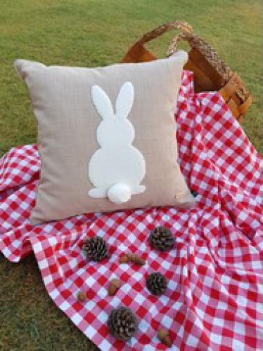 Tavşan Desen El Nakışlı Kırlent Kılıfı